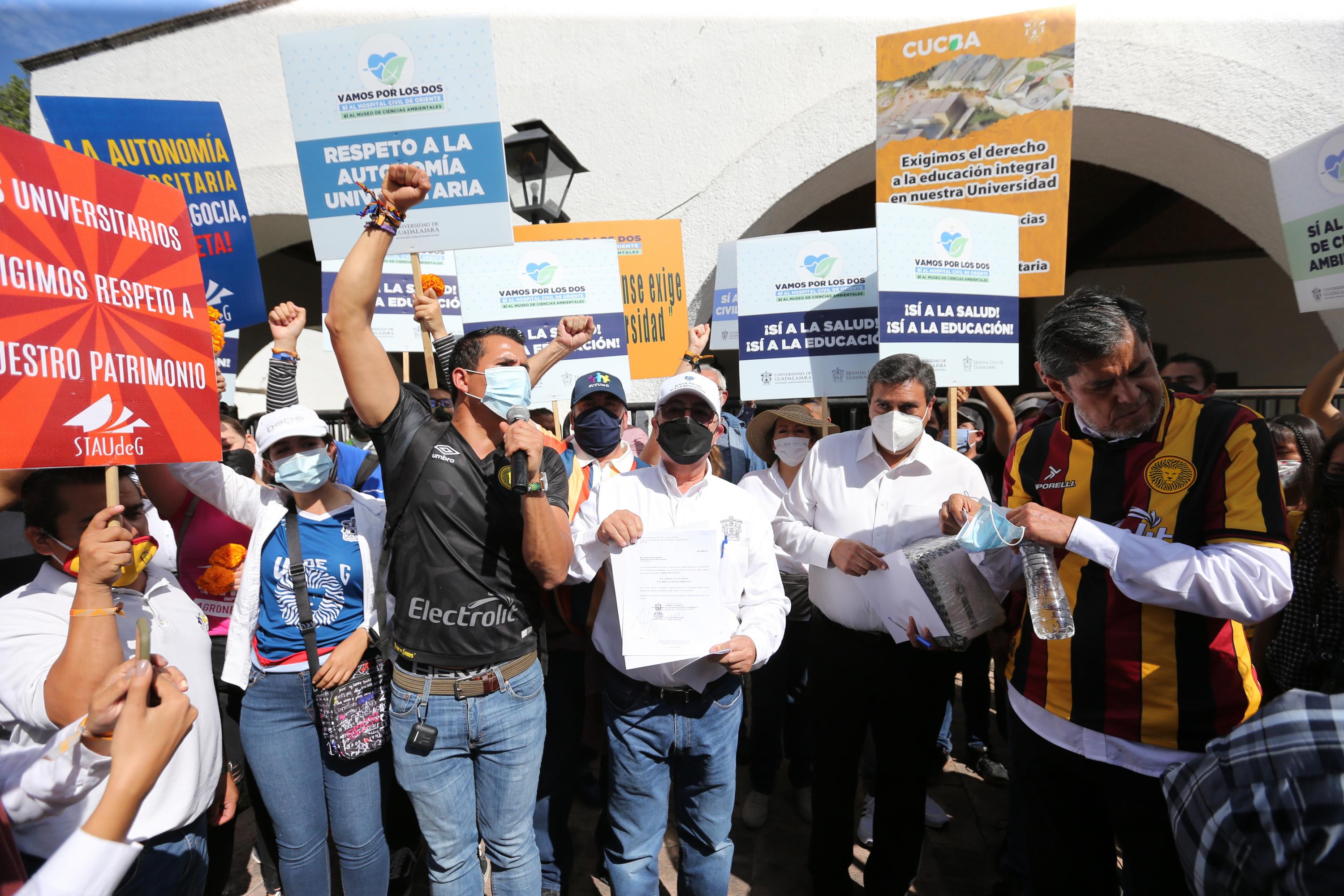 Entregan en Casa Jalisco tres mil cartas firmadas por los jaliscienses