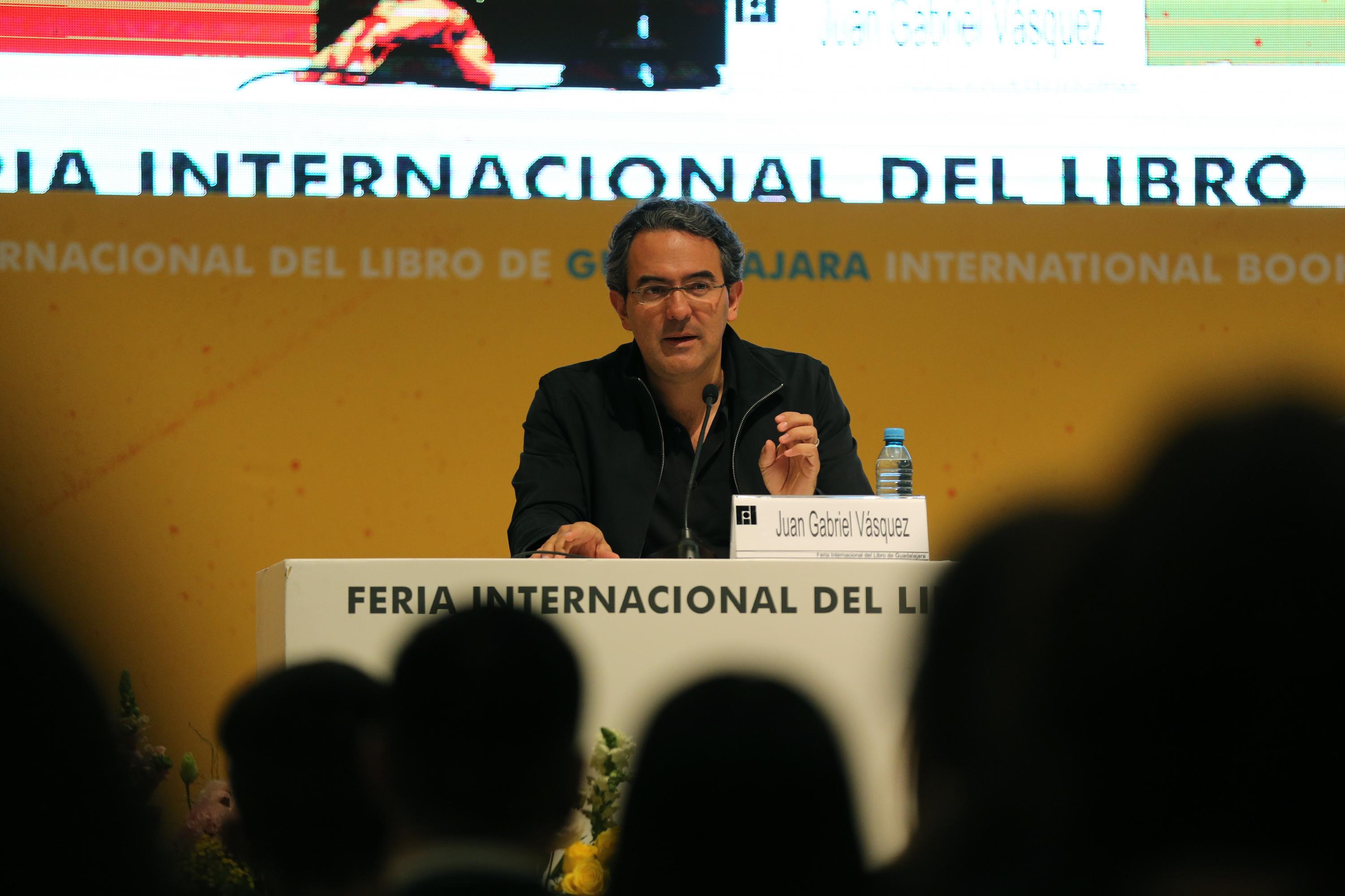 Norma Adecuado Enfermedad infecciosa Juan Gabriel Vásquez charla con mil jóvenes en la FIL | Universidad de  Guadalajara