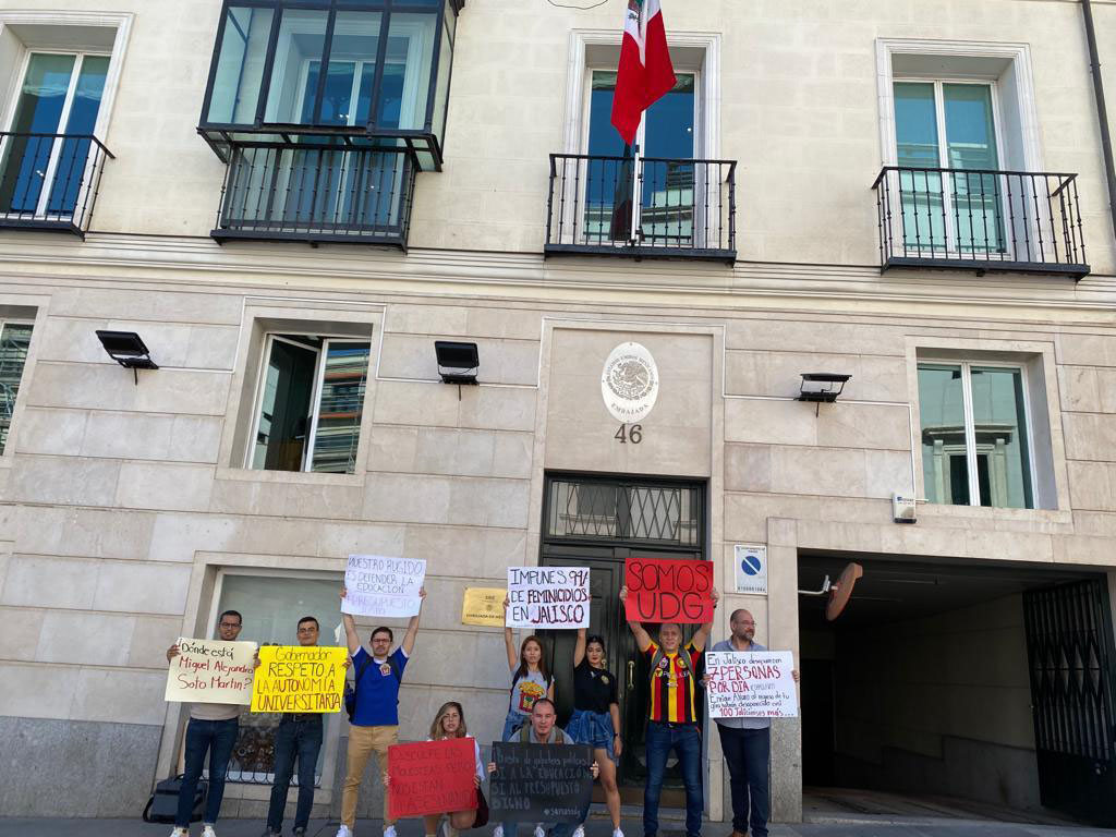 Durante la gira del gobernador de Jalisco en Madrid, estudiantes reprueban que hubiera amenazado a autoridades universitarias y exigen respeto a la autonomía de la UdeG