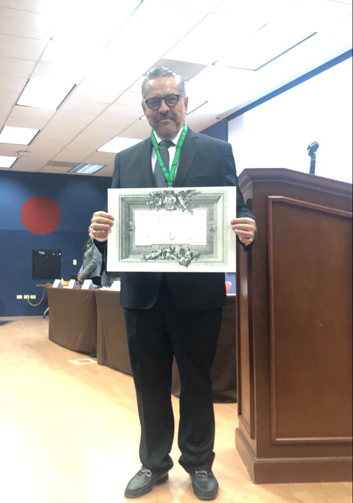 Este reconocimiento celebra su trayectoria profesional y académica, además de su trabajo en la gestión de proyectos urbanos y construcción de espacios de diálogo sobre la ciudad