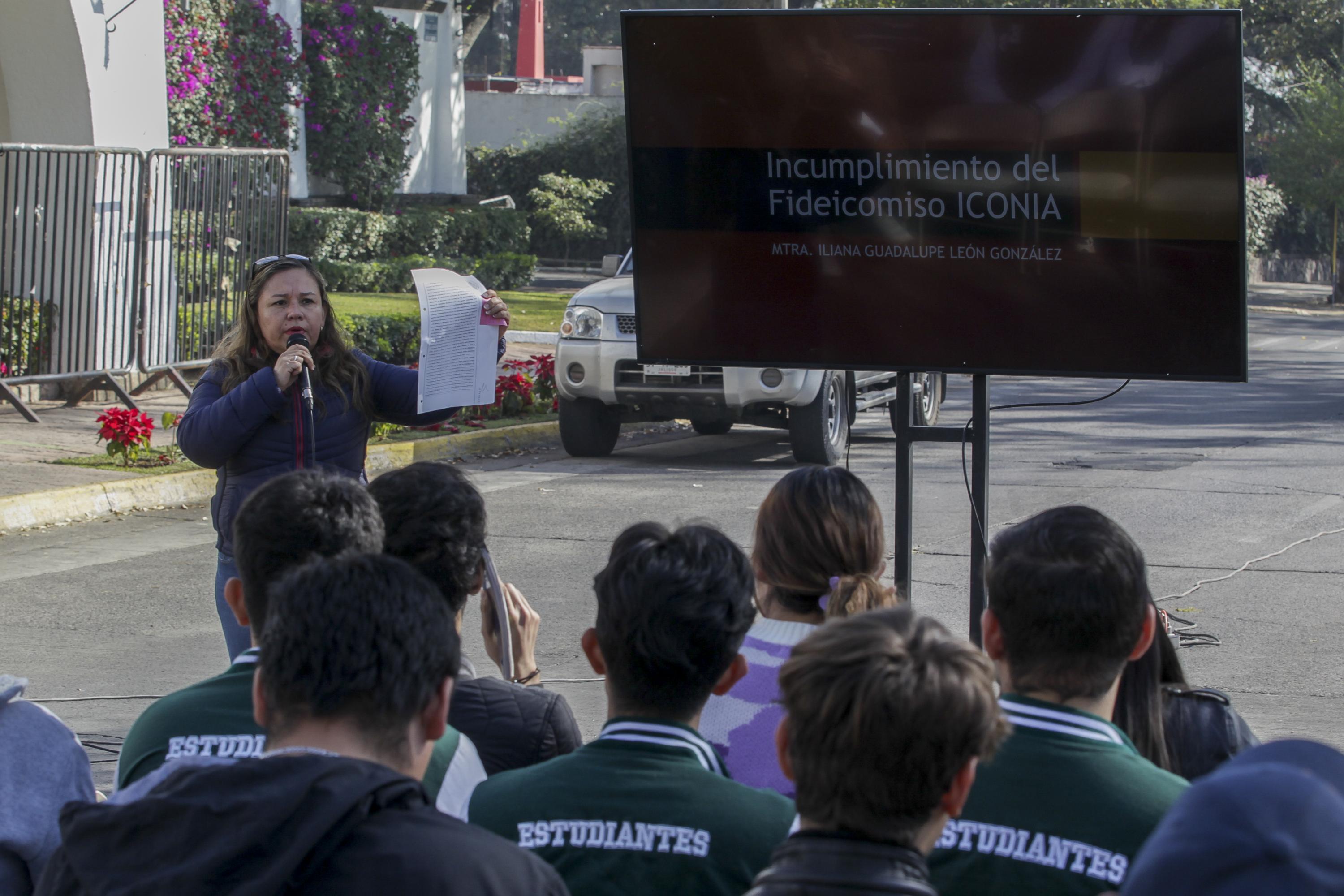 Frente a Casa Jalisco, especialista del CUCEA imparte la master class número 15
