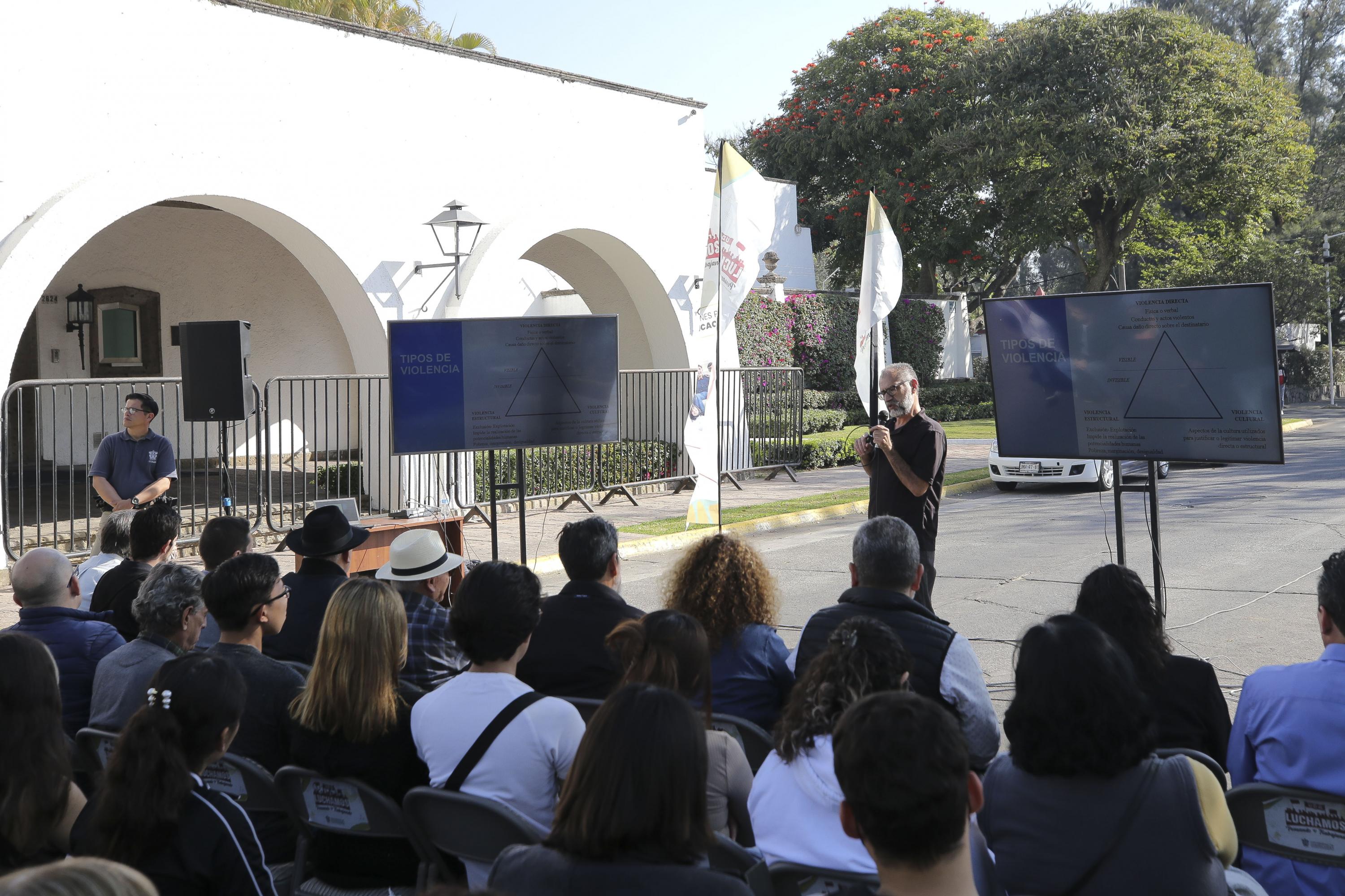 Ante comunidad estudiantil y académica del CUAAD, el doctor Jorge Ramírez Plascencia destacó la existencia de una violencia estructural que la autoridad no mide