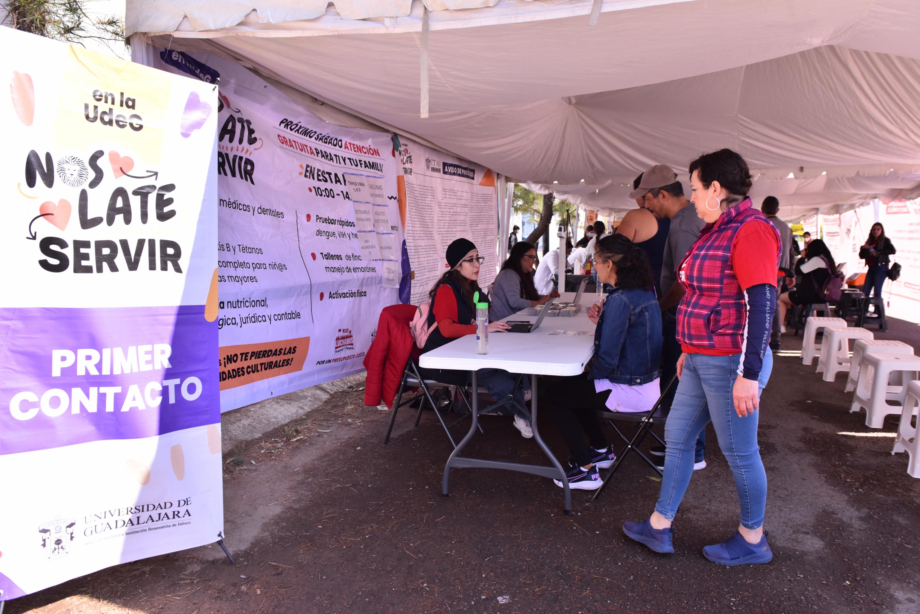 A las afueras de la Preparatoria 19 recibieron servicios de salud, contabilidad, jurídica y presentaciones culturales