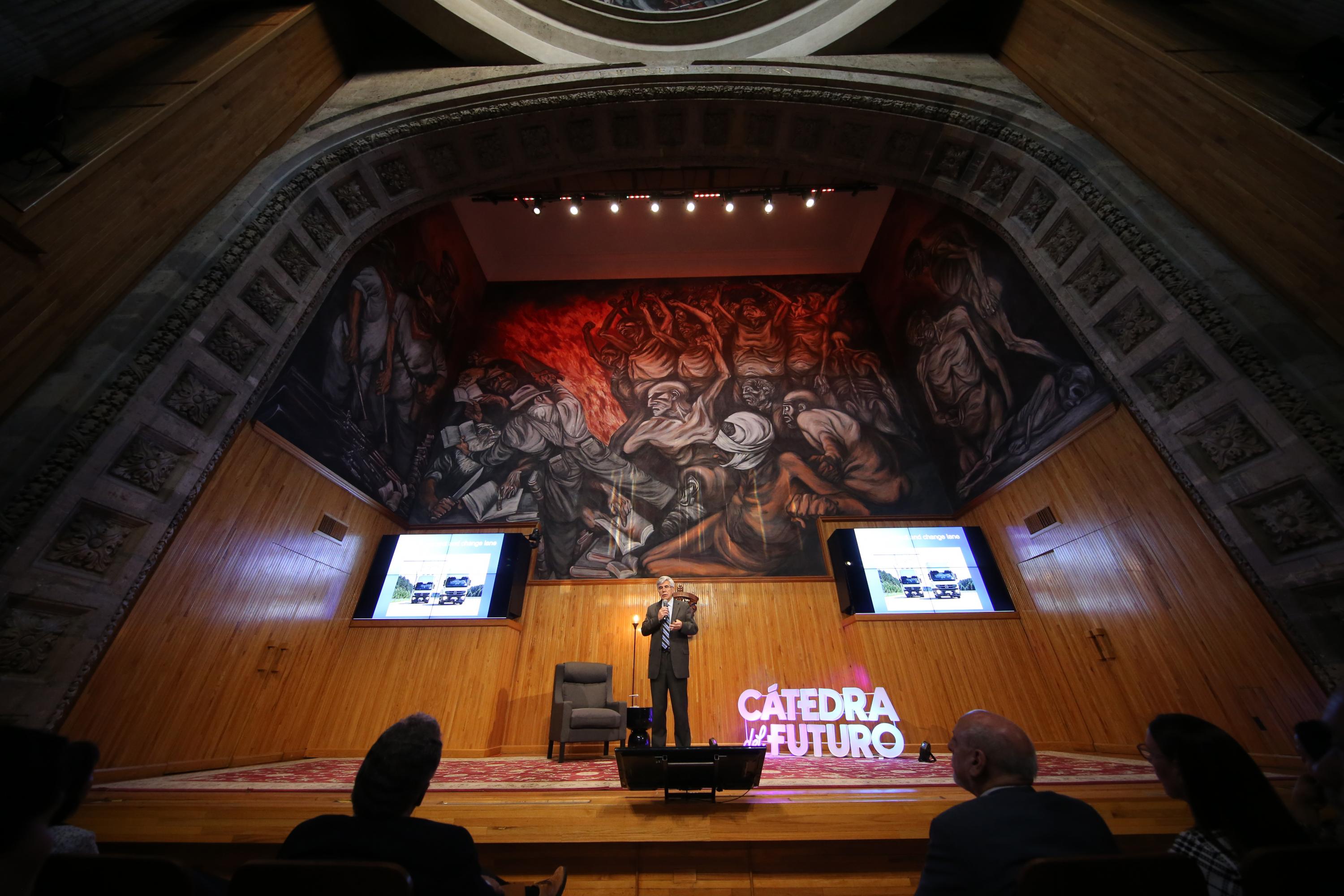 El especialista en inteligencia artificial, Raúl Rojas González ofreció conferencia en el marco de la Cátedra del futuro organizada por la UdeG