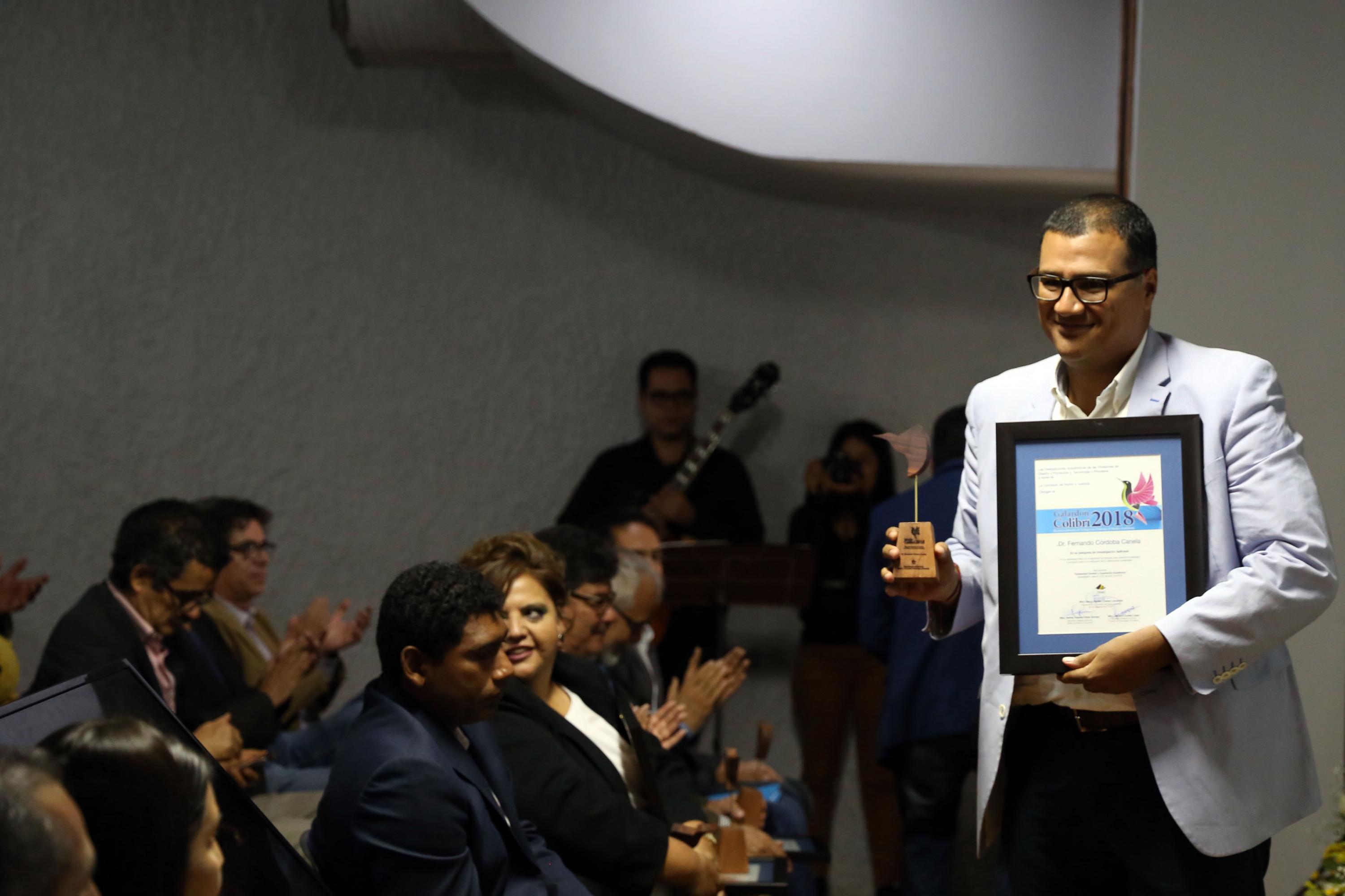el maestro Jesús Alfredo López García del Centro Universitario del Sur  recibió el galardón colibrí