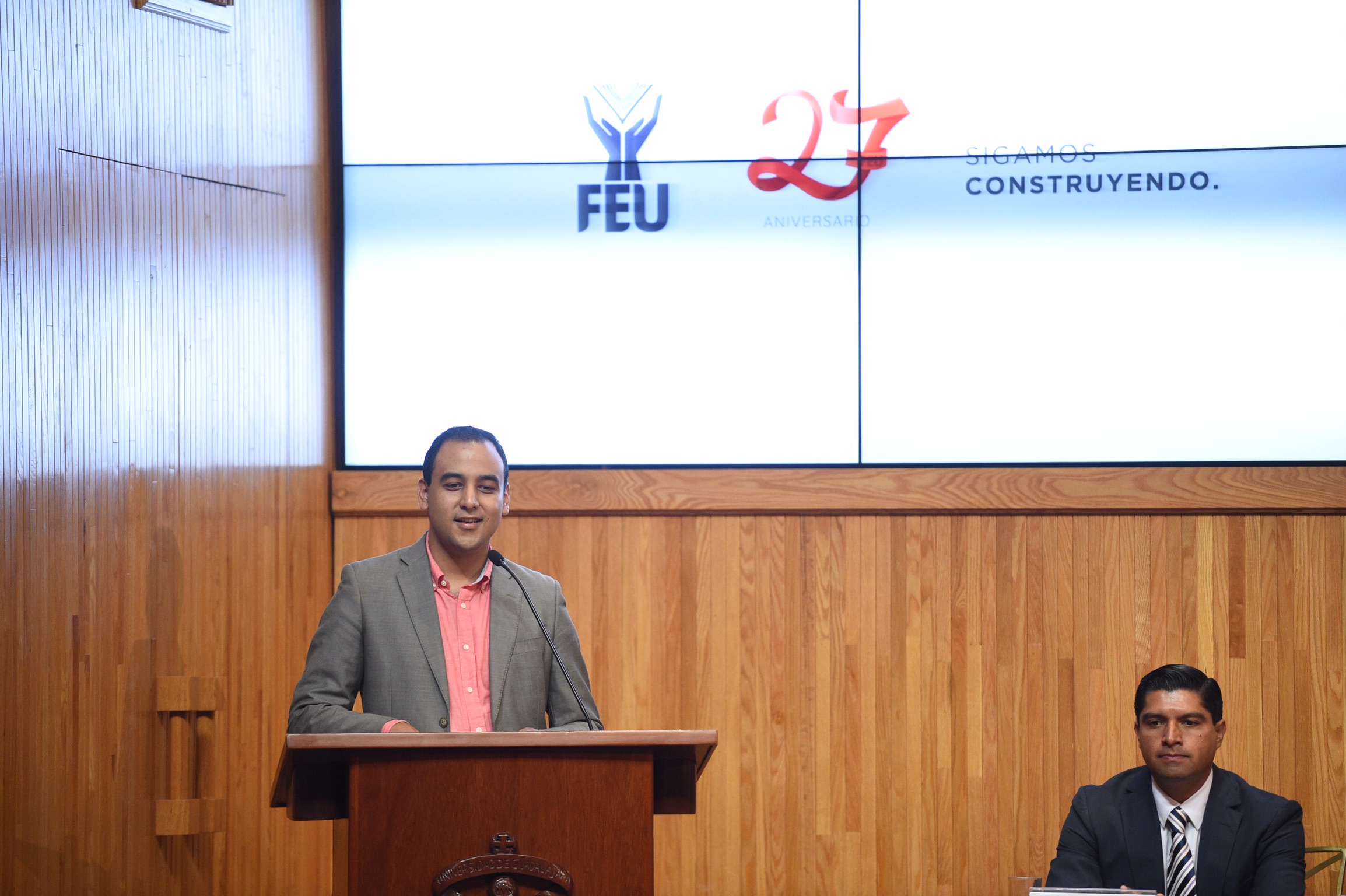 Jesús Arturo Medina Varela, Presidente de la Federación de Estudiantes Universitarios (FEU), frente al pódium haciendo uso de la voz.