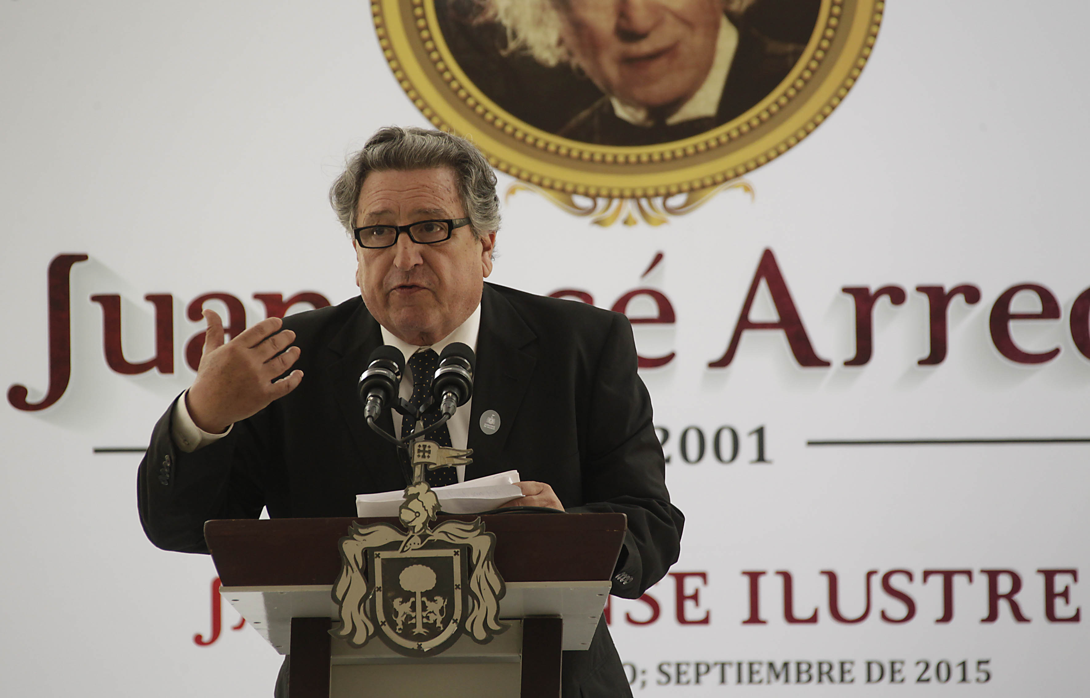 Orso Arreola, hijo del escritor Juan José Arreola, hablando frente a microfono
