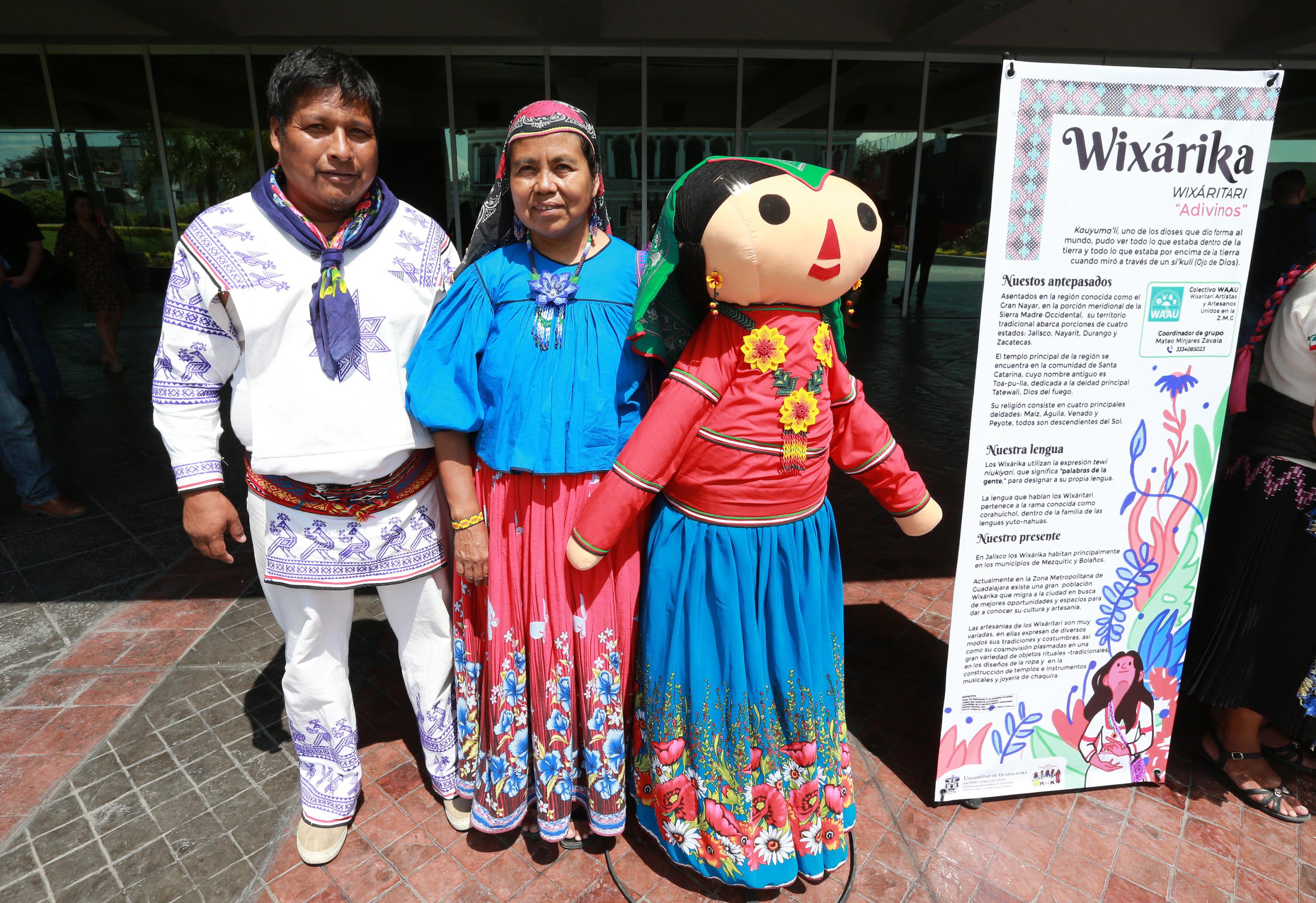 Exponen muñecas de tela de gran escala con vestimenta tradicional indígena  | Universidad de Guadalajara