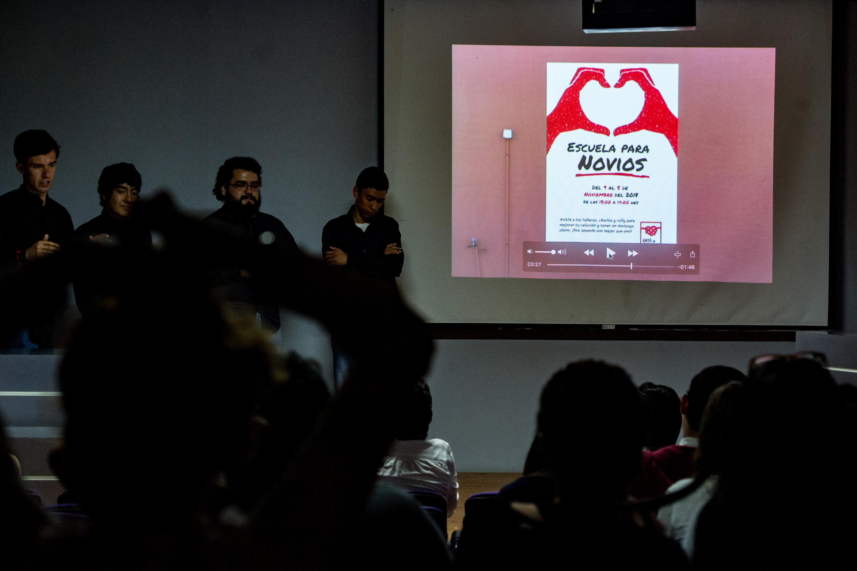 Estudiantes de Mercadotecnia del CUCEA y de Diseño para la Comunicación Gráfica, del CUAAD; exponiendo los resultados de su campaña.