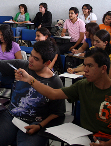 Grupo de estudiantes escuchando clase