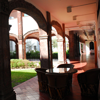 Jardín del centro de ciencias biológicas, rodeado de un pasillo dividido por arcos