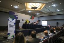 Debaten sobre los retos para las universidades ante la IA, en la FIL