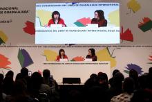 Rosa Montero habla de libros, salud mental y la imaginación con mil jóvenes en la FIL