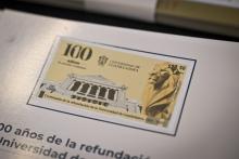Develan estampilla postal en honor a los 100 años de la Refundación de la UdeG