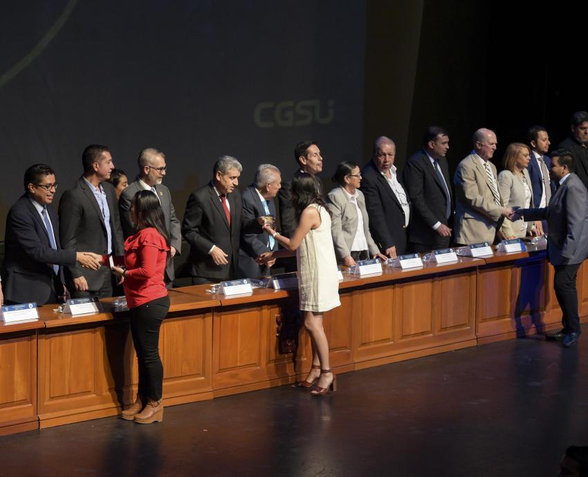 UdeG reconoce a sus egresados con los mejores promedios de la Red Universitaria