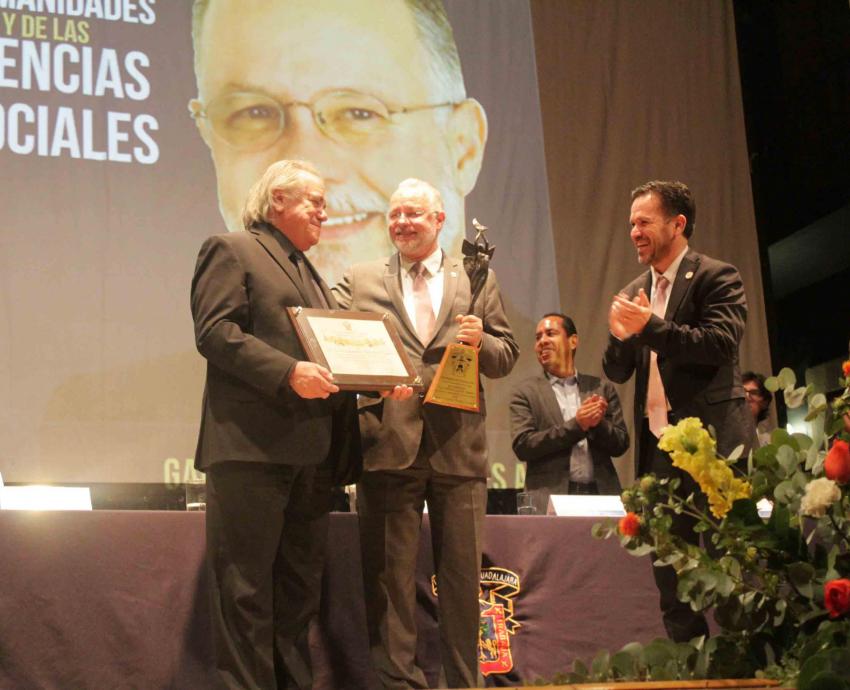 Entregan Galardón Carlos Terrés a José Trinidad Padilla López