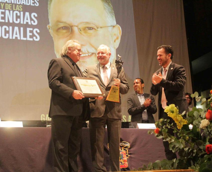 Entregan Galardón Carlos Terrés a José Trinidad Padilla López