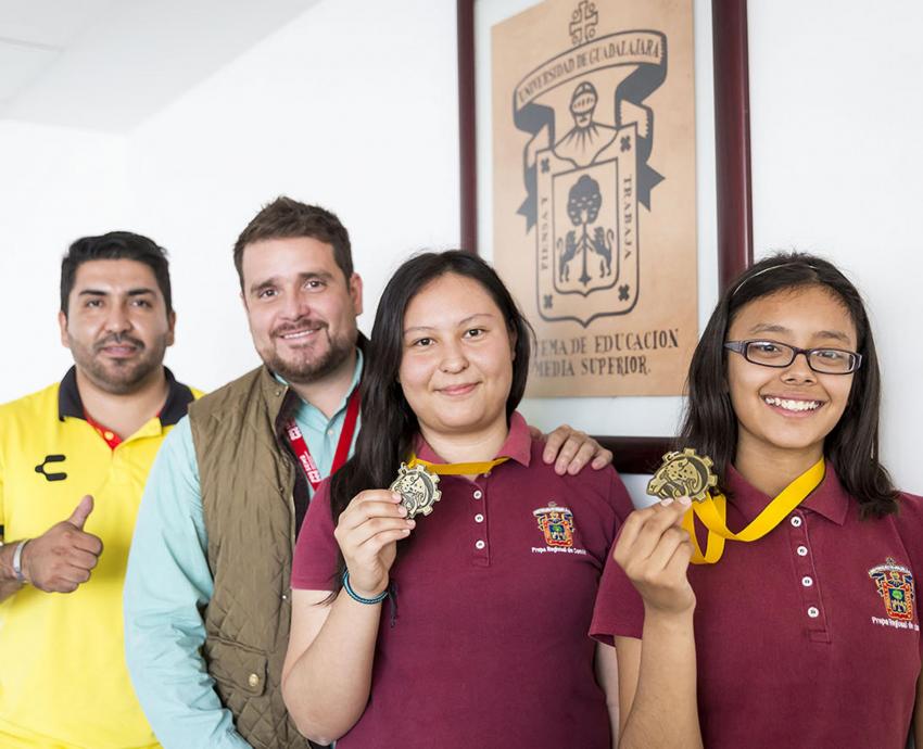 Ingenian alumnas de la Preparatoria de Cocula prototipos de lente para cámara basados en el efecto del caleidoscopio