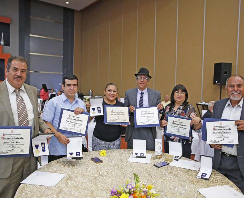 Condecora SEMS a personal académico y administrativo por 20 y 25 años de servicio en la UdeG