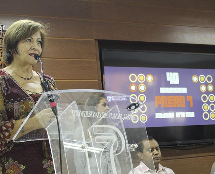 Entregan Presea Fernando del Paso Morante a docente distinguida en el marco del 40 aniversario de la Preparatoria 7