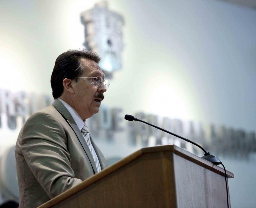 Reconocen al doctor Juan de Jesús Taylor Preciado por 20 años de actualizar planes de estudio de Veterinaria