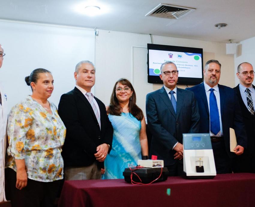 Entregan equipo para la detección oportuna de fibrosis quística en pacientes pediátricos 