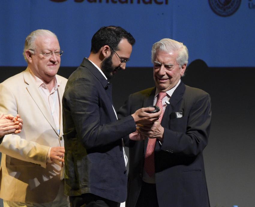 Escritor venezolano Rodrigo Blanco Calderón gana el Premio de la III Bienal de Novela Mario Vargas Llosa