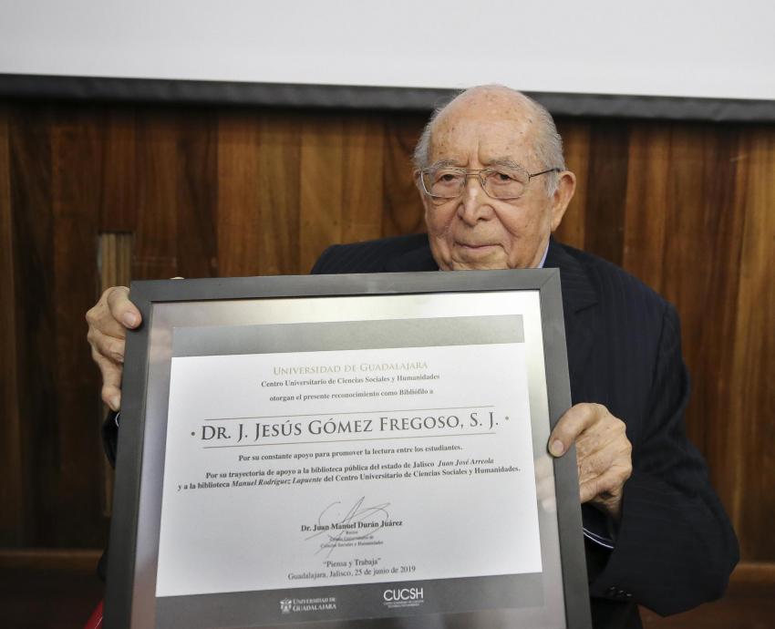 Por su trayectoria como docente, bibliófilo e historiador, homenajean al “Padre Chuchín” en el CUCSH