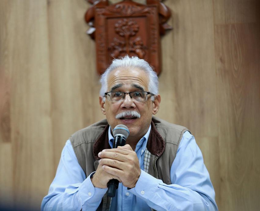 Distingue Universidad de Cornell al profesor universitario Eduardo Santana