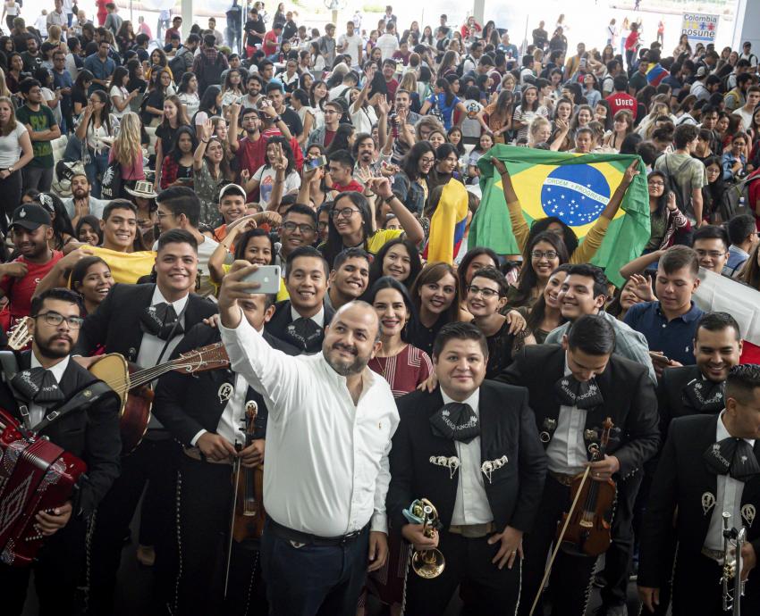 Dan bienvenida a mil 58 estudiantes de intercambio que llegan a la UdeG