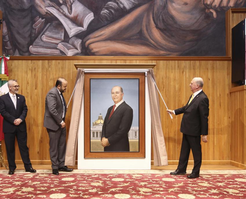 Develan pintura en honor del Exrector General Miguel Ángel Navarro Navarro