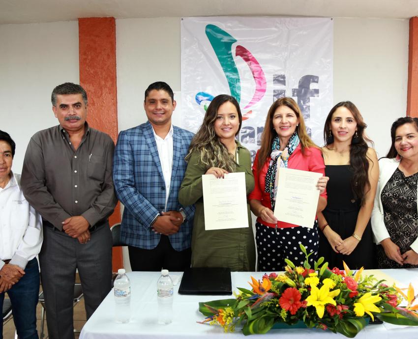 Académicas firman convenio de colaboración con el DIF Chapala