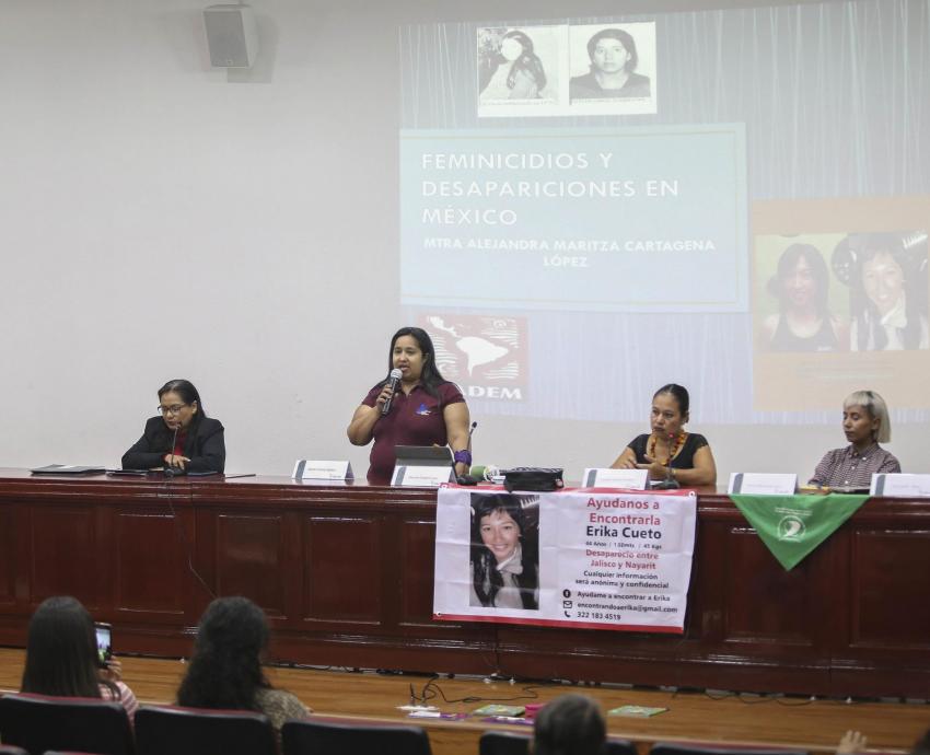 Activistas y académicas piden detener la violencia hacia las mujeres