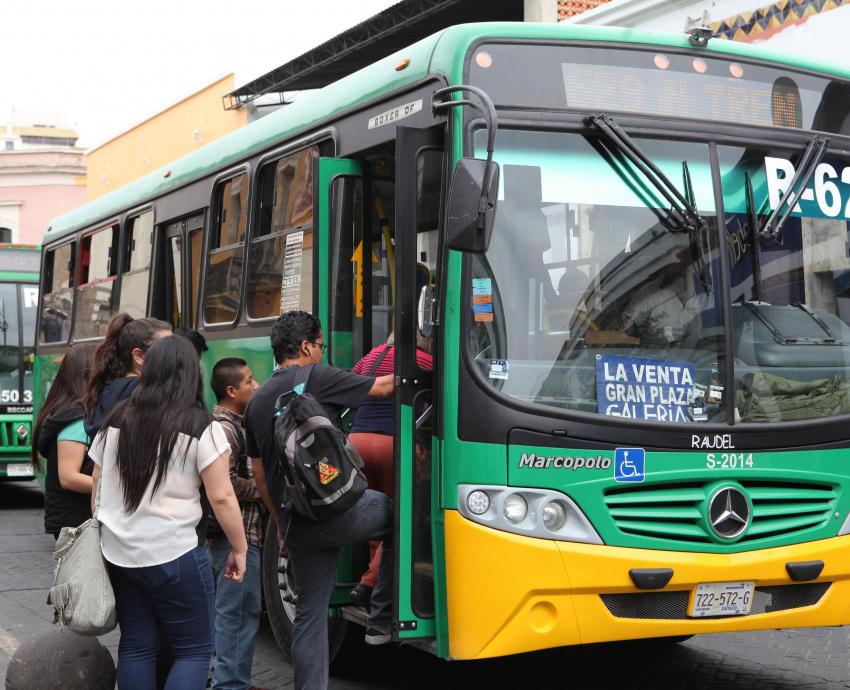 Usuarios del transporte público expuestos a altos niveles de dióxido de carbono y decibeles