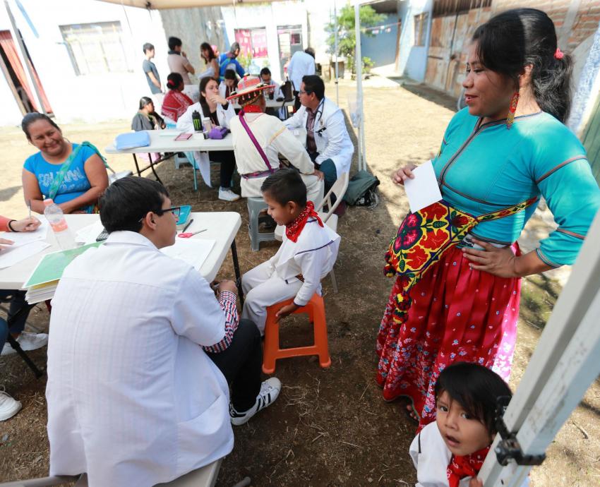 Ofrecen servicios médicos a miembros de comunidad la wixárika que viven en el AMG