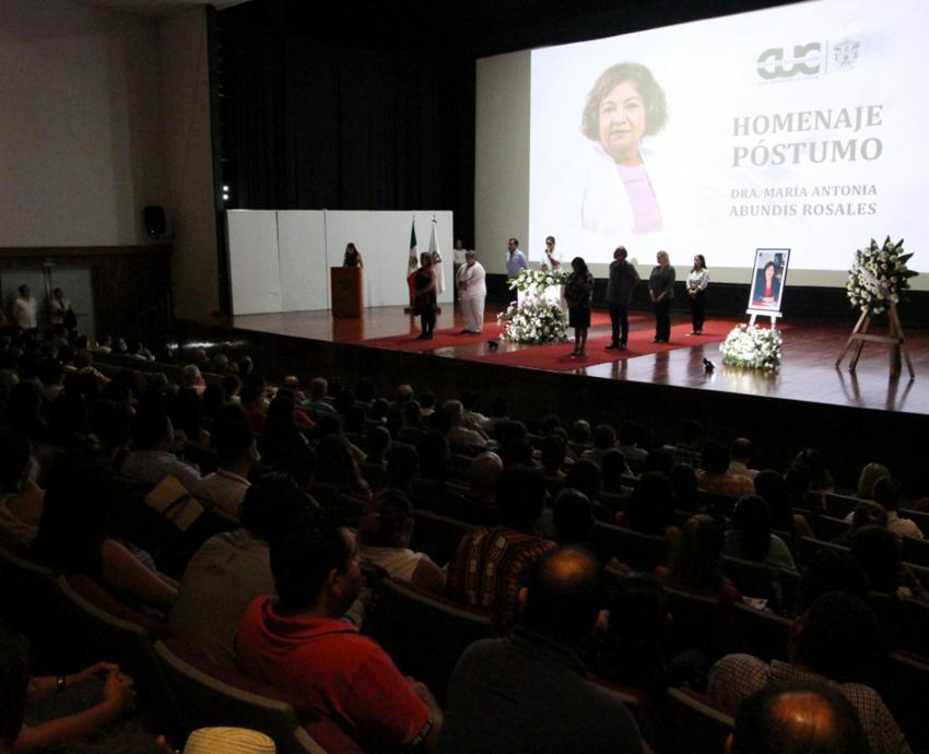 Rinden homenaje póstumo a la doctora María Antonia Abundis Rosales, catedrática del CUCosta