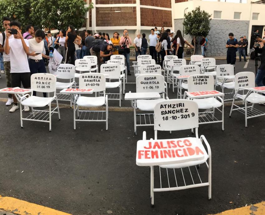 Universitarios se manifiestan en Fiscalía General de Jalisco por asesinato de estudiante de la UdeG