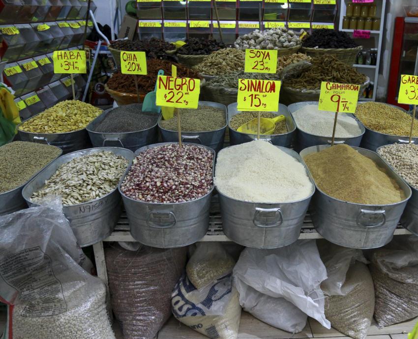 Aumentan precios de los productos de la canasta básica  por compras de pánico