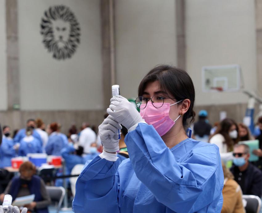 UdeG llama a comunidad académica a aplicarse refuerzo de vacuna contra COVID-19