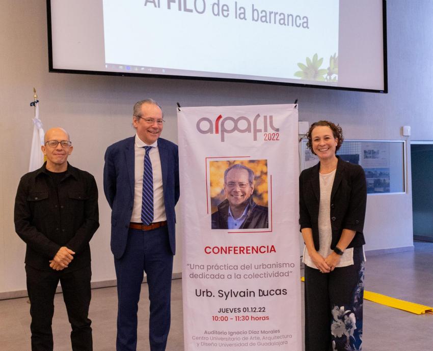 Urbanistas Sylvain Ducas, de Canadá y Felipe Leal, de México, hablaron con estudiantes del CUAAD