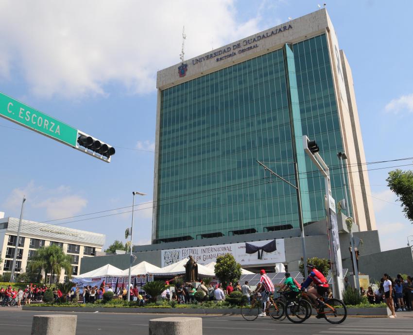 Brigadas “Nos late Servir” de la UdeG atienden a usuarios de la Vía Recreativa de Avenida Vallarta