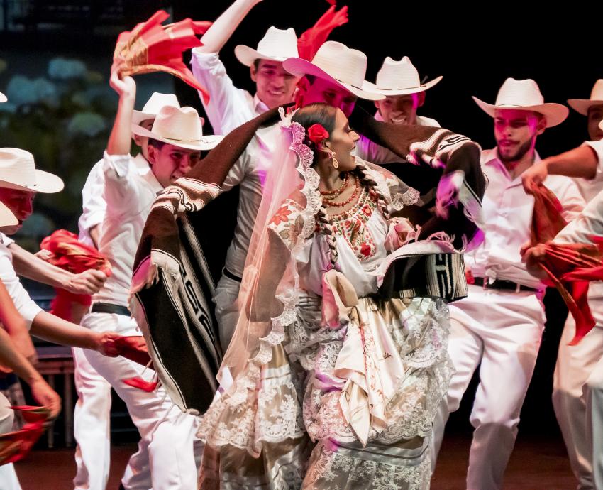 Enamora “Fandango de los novios” en el Conjunto Santander
