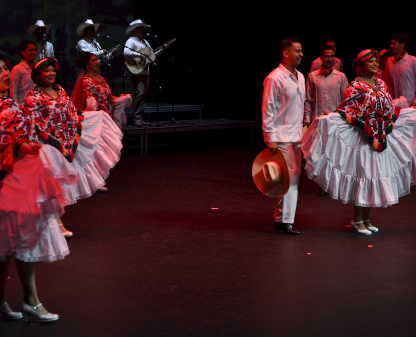 Enamora “Fandango de los novios” en el Conjunto Santander
