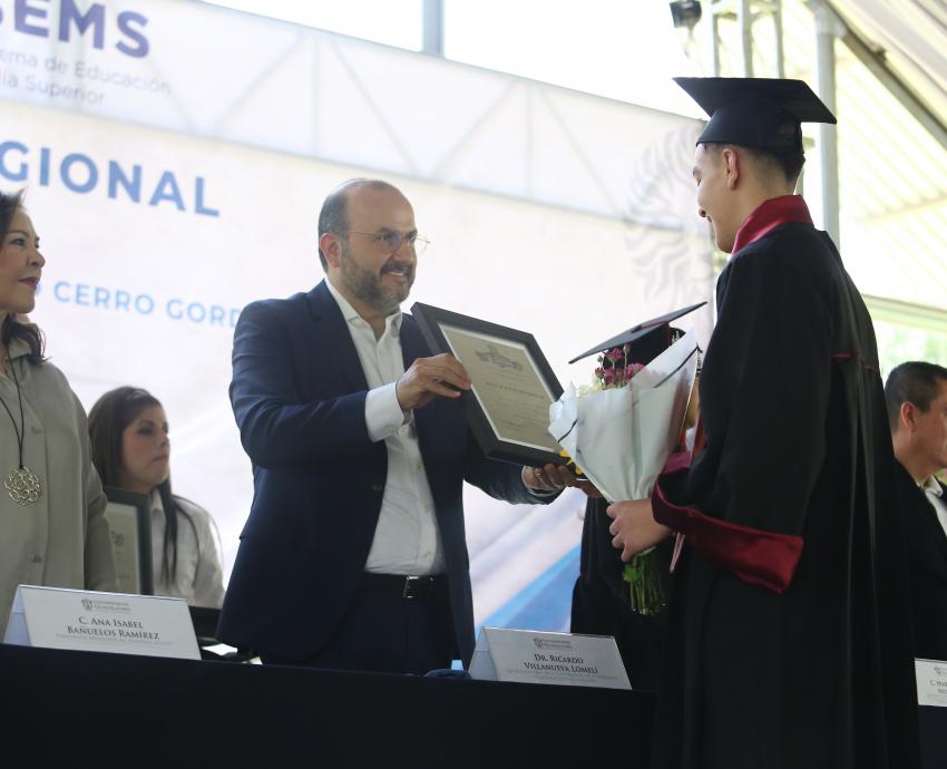 Apadrina Rector General a estudiantes de preparatorias de Los Altos