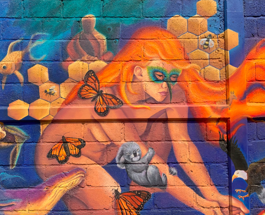 Develan mural de estudiante del CUAAD en corredor de arte del Museo de Ciencias Ambientales 