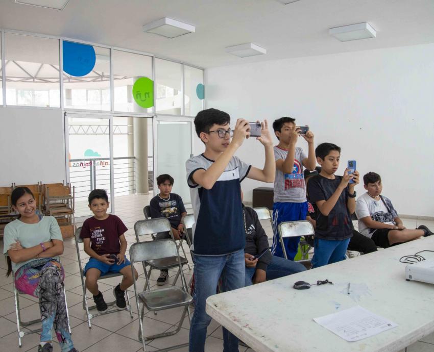 Egresado del CUAAD forma a jóvenes fotógrafos en las 12 regiones de Jalisco