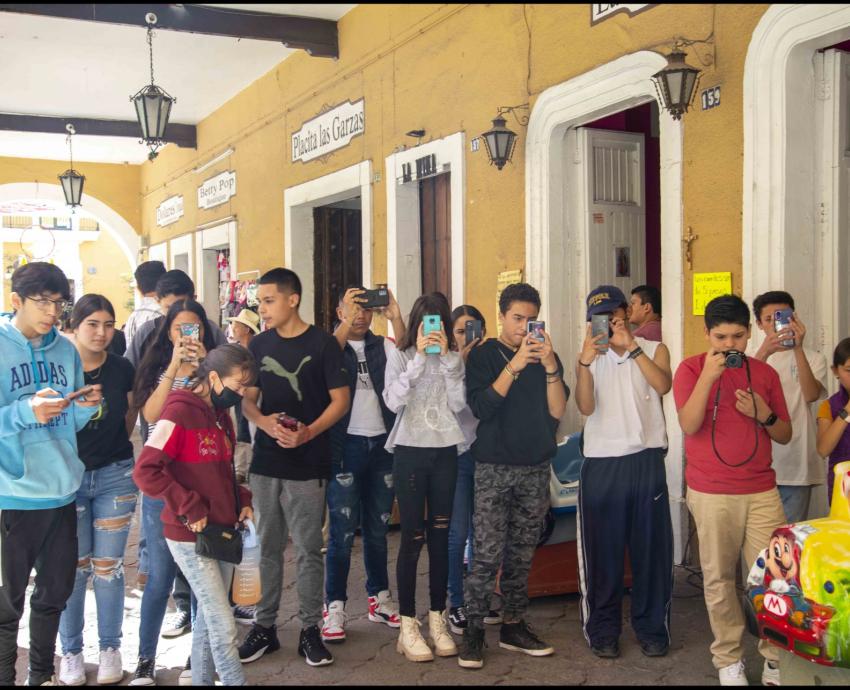 Egresado del CUAAD forma a jóvenes fotógrafos en las 12 regiones de Jalisco