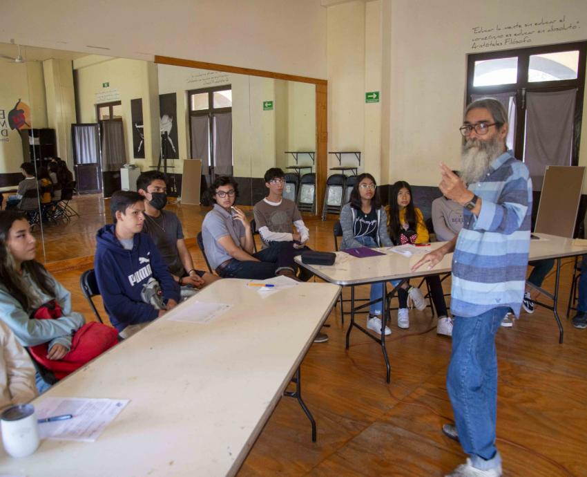 Egresado del CUAAD forma a jóvenes fotógrafos en las 12 regiones de Jalisco