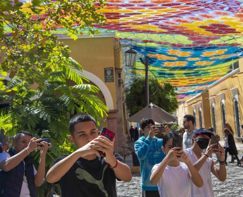 Egresado del CUAAD forma a jóvenes fotógrafos en las 12 regiones de Jalisco