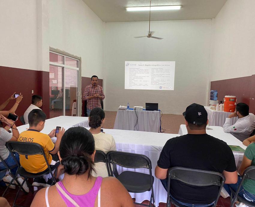 Egresado del CUAAD forma a jóvenes fotógrafos en las 12 regiones de Jalisco